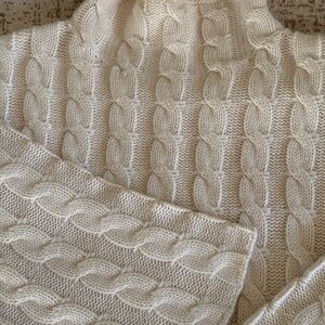 SPLENDID  COLLECTION ,  SIZE  M  , SOFT WOOL CABLE SWEATER  , WARM CREAM COLOR